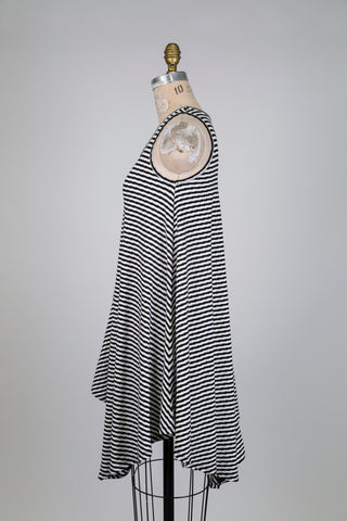 Asymmetrical black and white zigzag tunic (S)