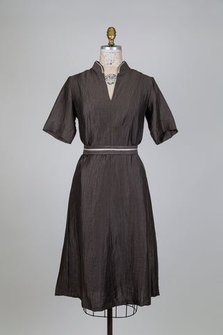 Robe brune texturée à col V ouvert (6)