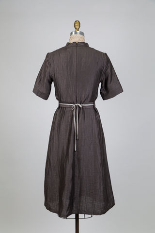 Robe brune texturée à col V ouvert (6)