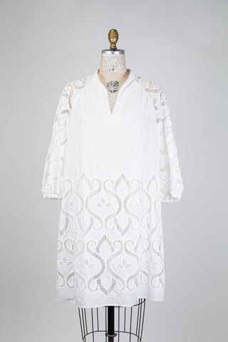 Robe en coton blanc à broderie ajourée (8)