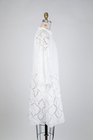 Robe en coton blanc à broderie ajourée (8)