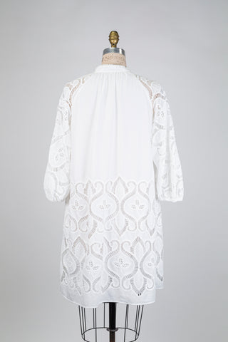 Robe en coton blanc à broderie ajourée (8)