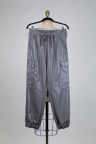 Pantalon gris en faux cuir (6)