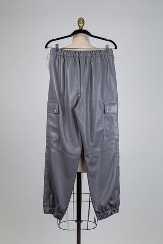 Pantalon gris en faux cuir (6)