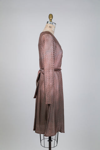 Robe cintrée rose effet serpent (6)