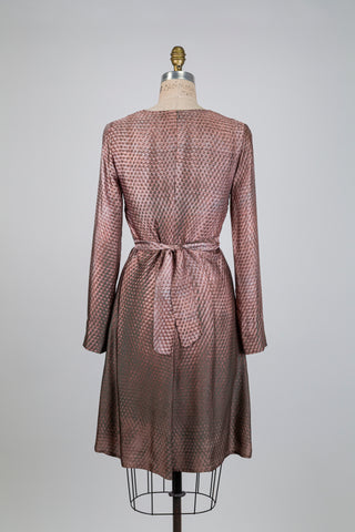 Robe cintrée rose effet serpent (6)