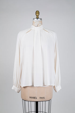 Blouse ivoire à col ajouré et pli rond drapé (10+14)