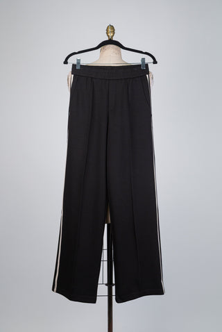 Black jogger pants with contrasting trim (4+6)