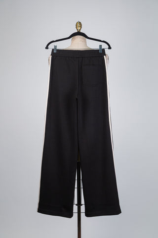 Black jogger pants with contrasting trim (4+6)