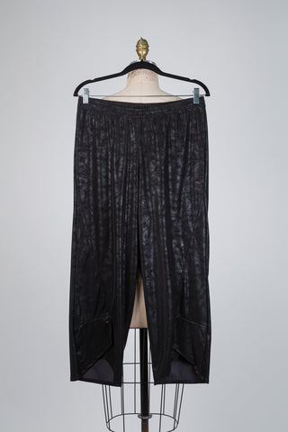 Black faux leather-look cropped trousers with marble effect (10+)