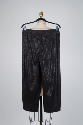 Black faux leather-look cropped trousers with marble effect (10+)