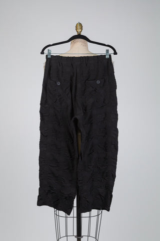 Pantalon corsaire noir à reliefs géométriques (S)