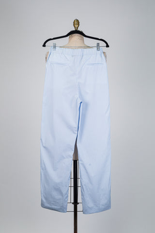 Pantalon en coton bleu poudre à fines rayures triples (2+4)