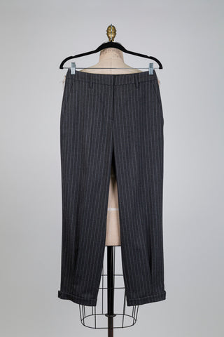 Pantalon gris à rayures et ourlet boutonné (6)