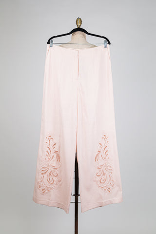 Pantalon tailleur rose pêche à broderie anglaise (12)