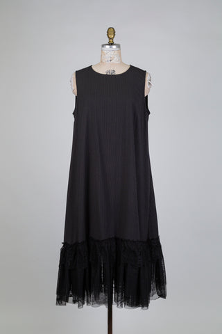 Robe noire à rayures fines et ourlet volanté (14/16)