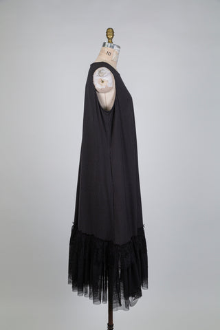 Robe noire à rayures fines et ourlet volanté (14/16)