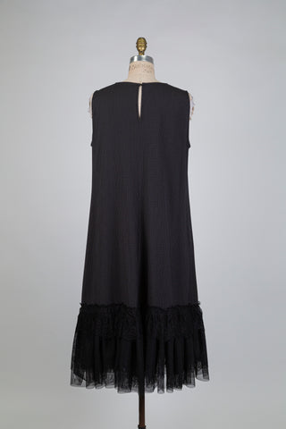 Robe noire à rayures fines et ourlet volanté (14/16)