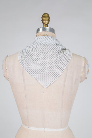 Foulard triangle aux fleurs noires délicates (TU)