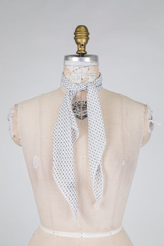 Foulard triangle aux fleurs noires délicates (TU)