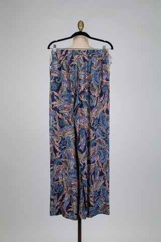 Blue flowing trousers with a paisley print (6)
