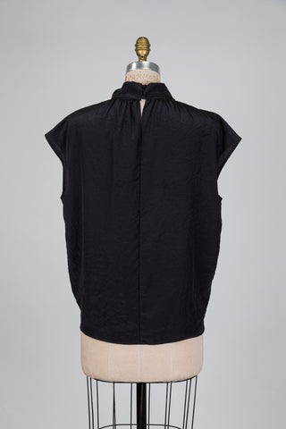 Blouse noire à col montant twisté (10)