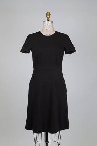 Robe noire cintrée à manches courtes (4)