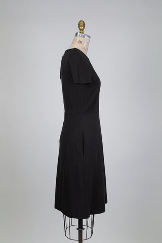 Robe noire cintrée à manches courtes (4)