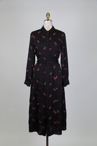 Robe chemisier noire et plume (4+6)