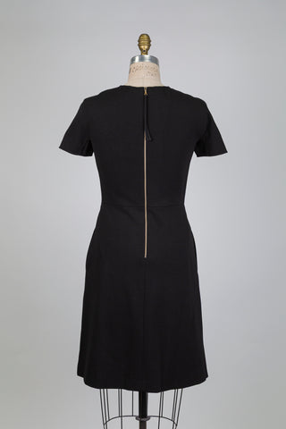 Robe noire cintrée à manches courtes (4)