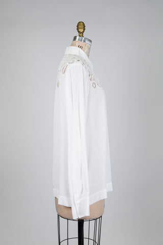 Cream-white blouse with embroidered shoulder (6+12)