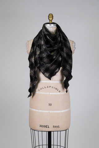Black velvet shawl with luminous golden highlights (One Size)