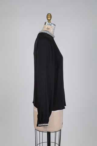 Blouse fluide noire à détails perlés (8)