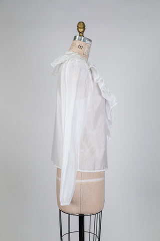 Blouse blanche diaphane à col volant lacé (6)