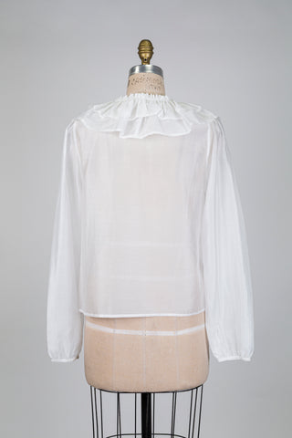 Blouse blanche diaphane à col volant lacé (6)