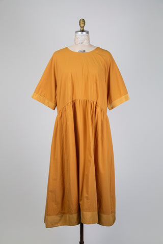 Robe caramel en coton froissé (14/16)