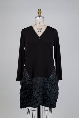 Robe noire à jupe verte froissée chic (S)