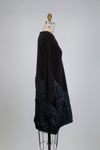 Robe noire à jupe verte froissée chic (S)