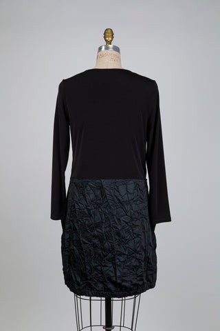 Robe noire à jupe verte froissée chic (S)