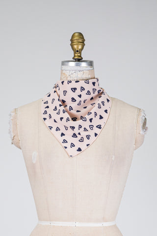 Foulard triangle douceur rosée à cœurs marine (TU)