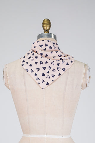 Foulard triangle douceur rosée à cœurs marine (TU)