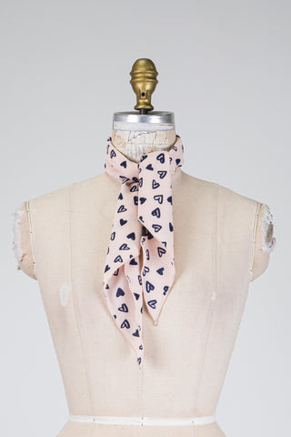 Foulard triangle douceur rosée à cœurs marine (TU)