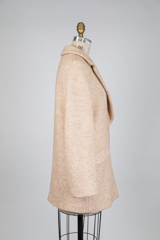 Blazer en laine à motif chevrons beige et blanc (6)