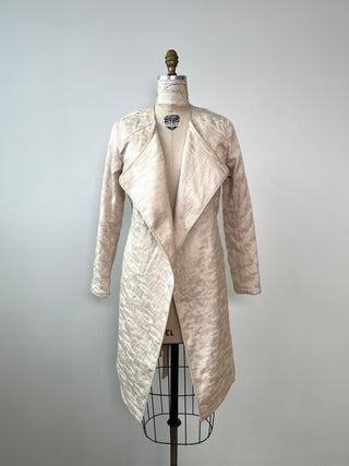 Veste texturée vanille à broderies rose poudre irisées (XS)