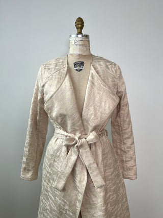 Veste texturée vanille à broderies rose poudre irisées (XS)