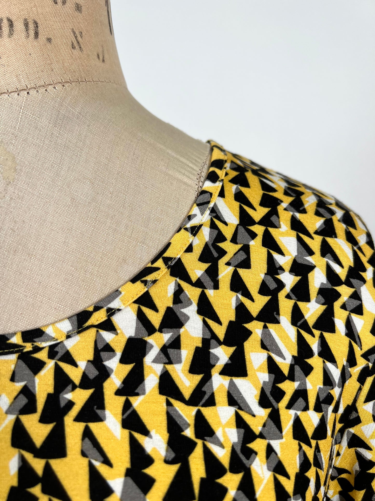 Chandail jaune à imprimé triangulaire noir et blanc (10)