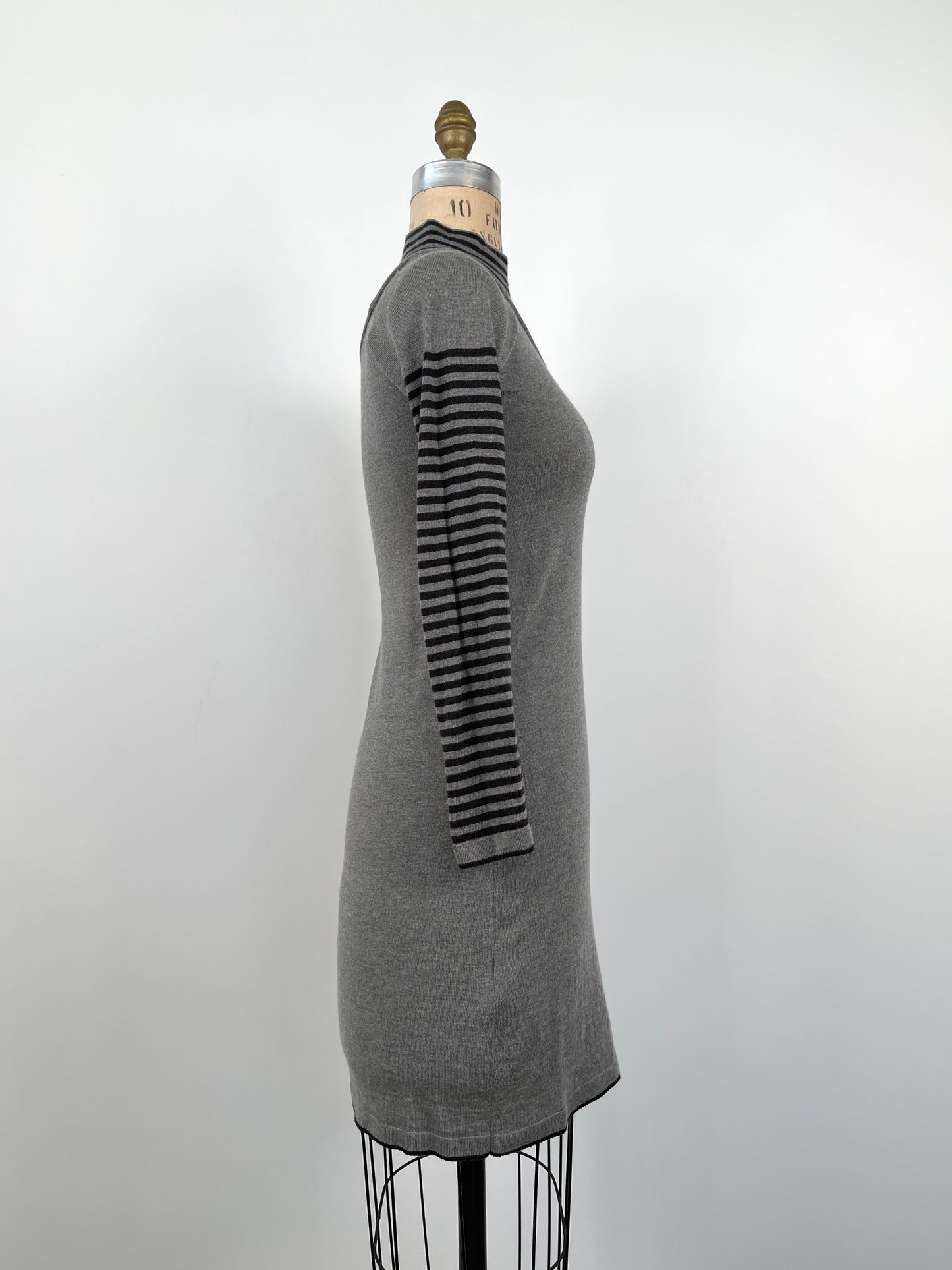 Robe grise en tricot de soie et laine à rayures (XS)