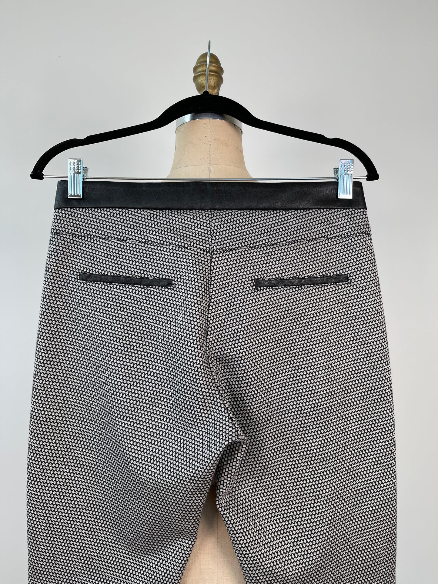Pantalon à motif blanc et noir avec contraste de faux cuir (XS)