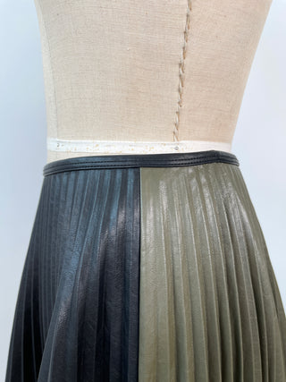 Black and khaki faux leather pleated skirt (XS+S)