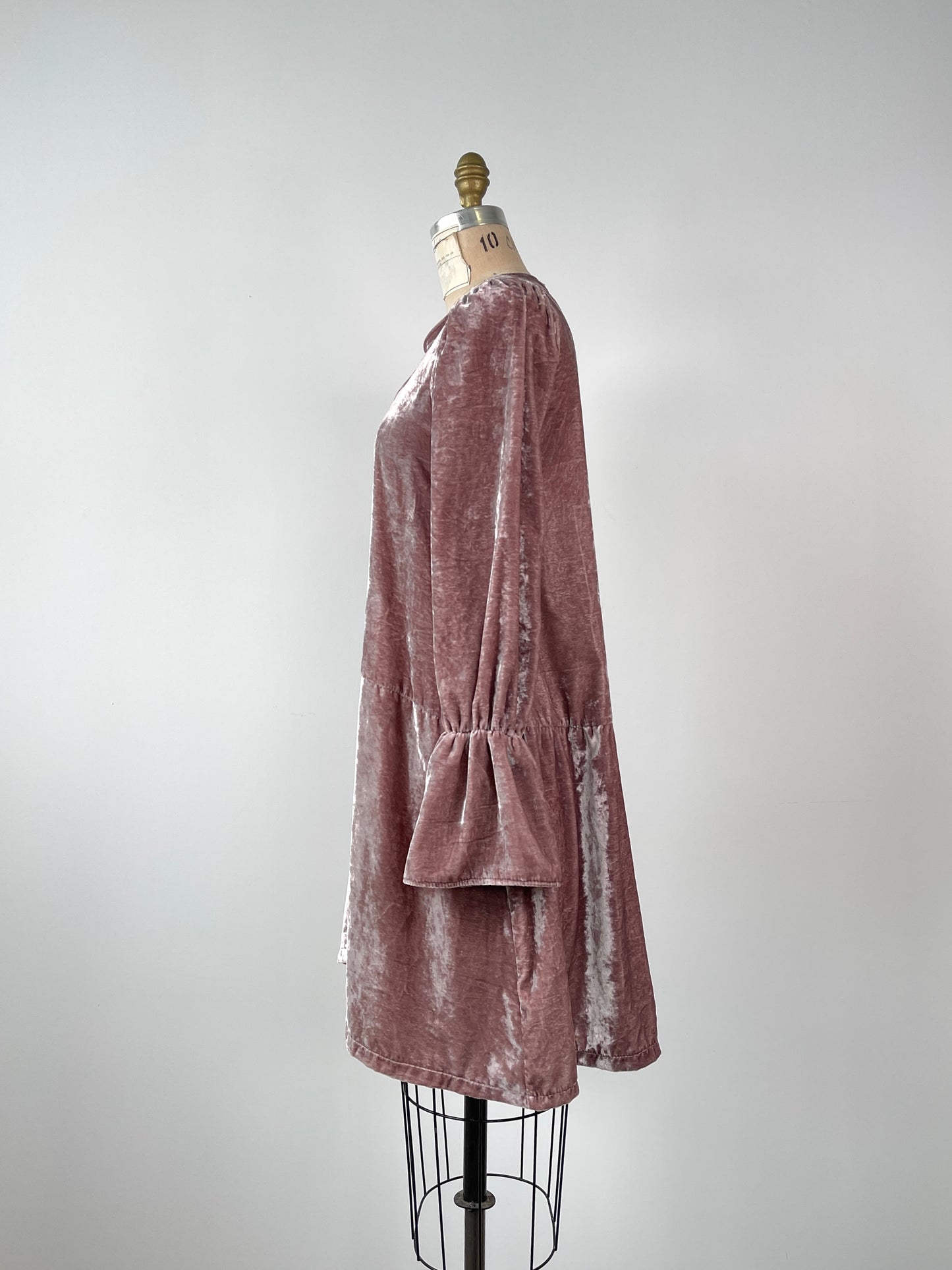 Robe trapèze rose à volants poudre en velours iridescent (S)